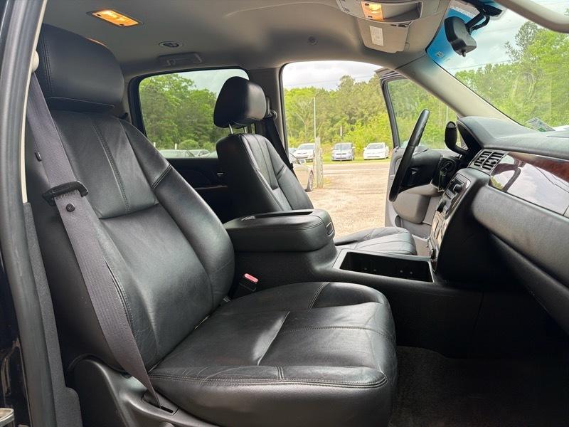 Chevrolet Suburban LT 1500 2WD 2011