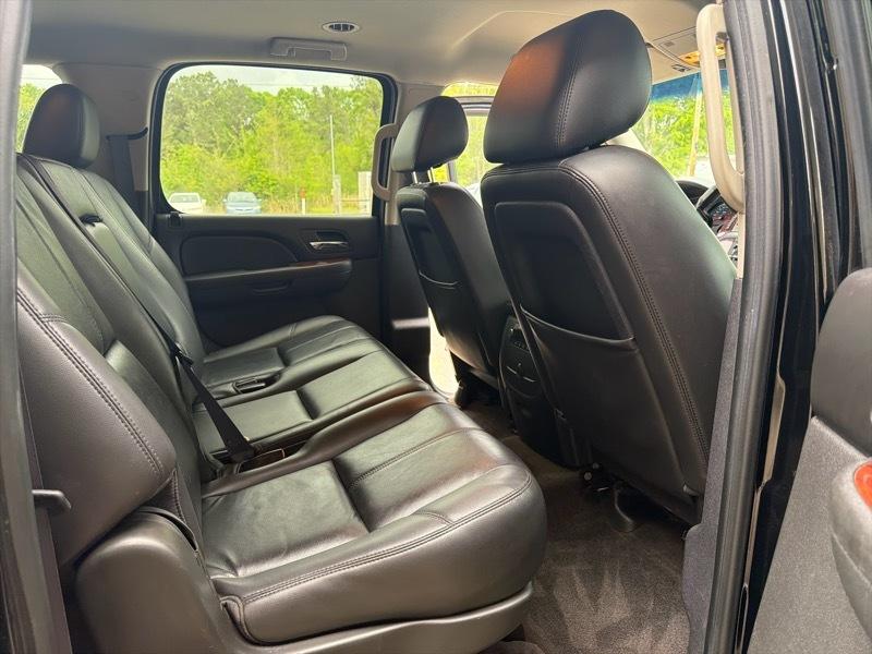 Chevrolet Suburban LT 1500 2WD 2011