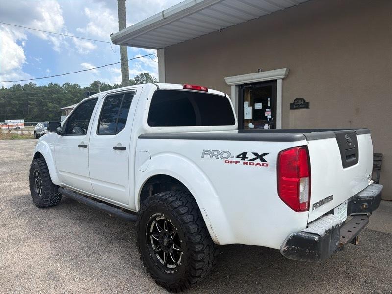 Nissan Frontier LE Crew Cab 4WD 2010