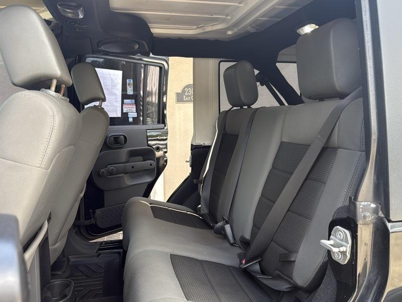 Jeep Wrangler Unlimited Sport RWD 2010