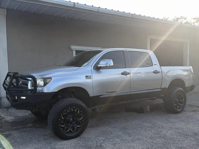 Toyota Tundra Base CrewMax 5.7L 4WD 2010