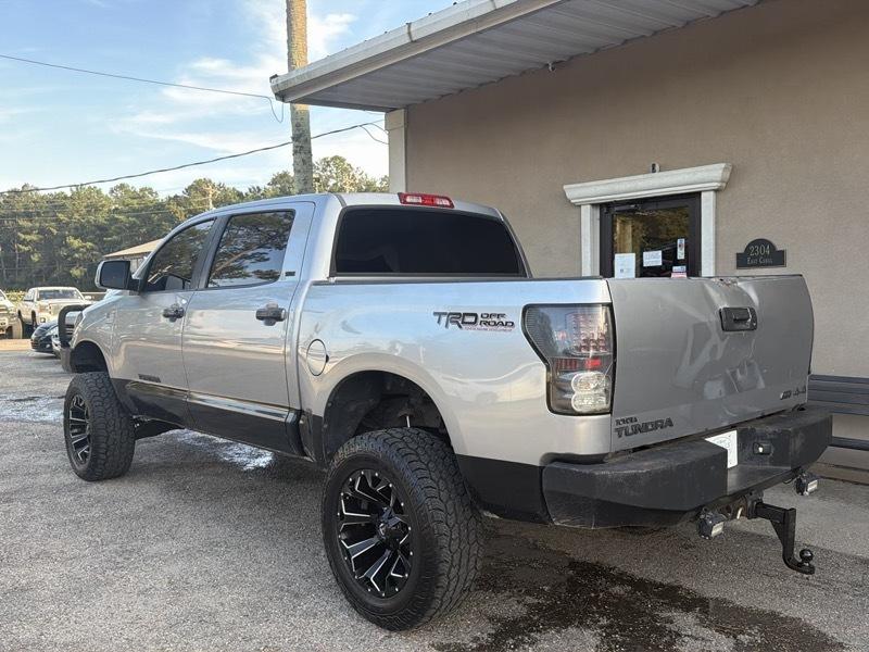 Toyota Tundra Base CrewMax 5.7L 4WD 2010