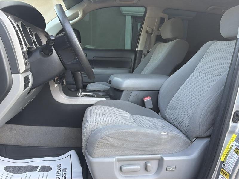 Toyota Tundra Base CrewMax 5.7L 4WD 2010