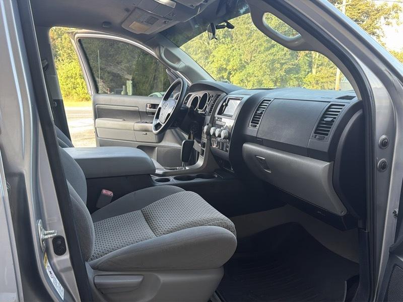 Toyota Tundra Base CrewMax 5.7L 4WD 2010