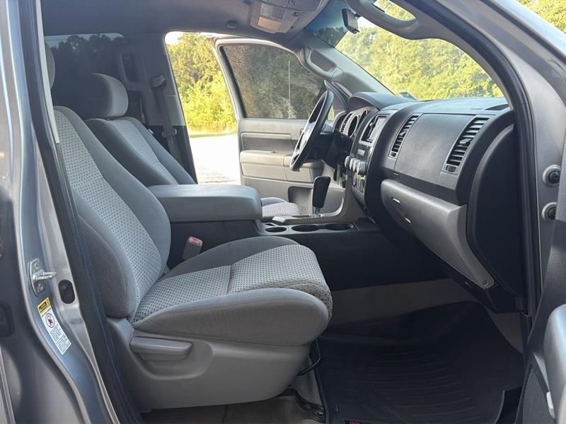 Toyota Tundra Base CrewMax 5.7L 4WD 2010