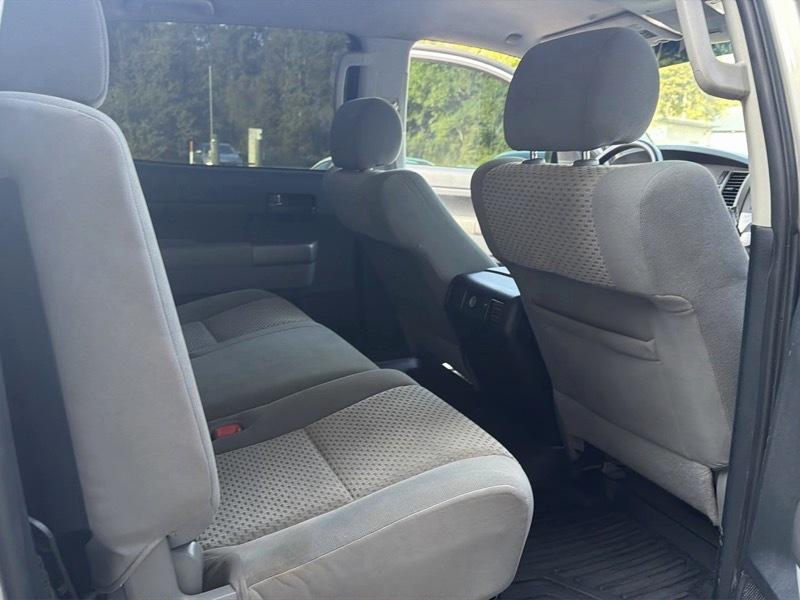 Toyota Tundra Base CrewMax 5.7L 4WD 2010
