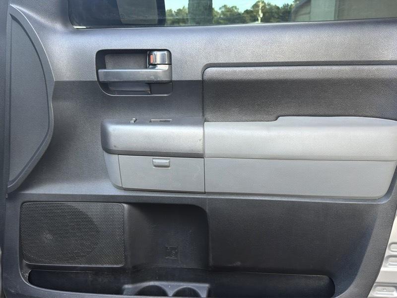 Toyota Tundra Base CrewMax 5.7L 4WD 2010