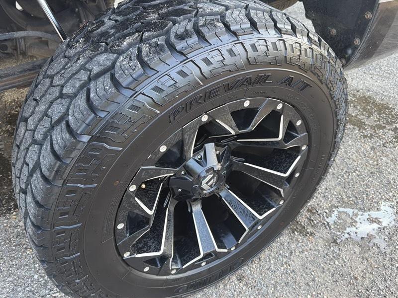 Toyota Tundra Base CrewMax 5.7L 4WD 2010