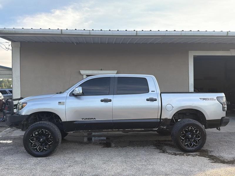 Toyota Tundra Base CrewMax 5.7L 4WD 2010
