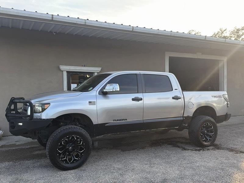 Toyota Tundra Base CrewMax 5.7L 4WD 2010