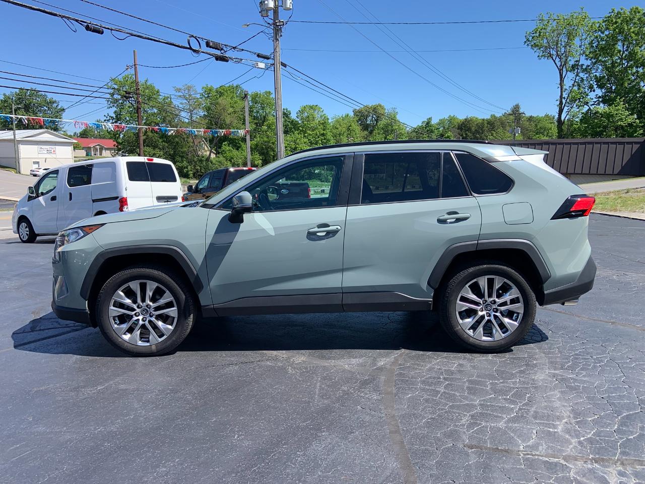 Toyota RAV4 XLE Premium AWD (Natl) 2020