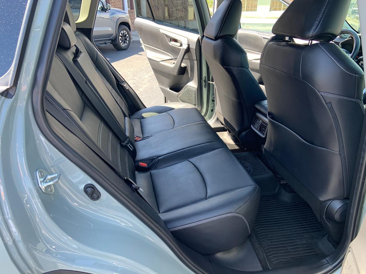 Toyota RAV4 XLE Premium AWD (Natl) 2020