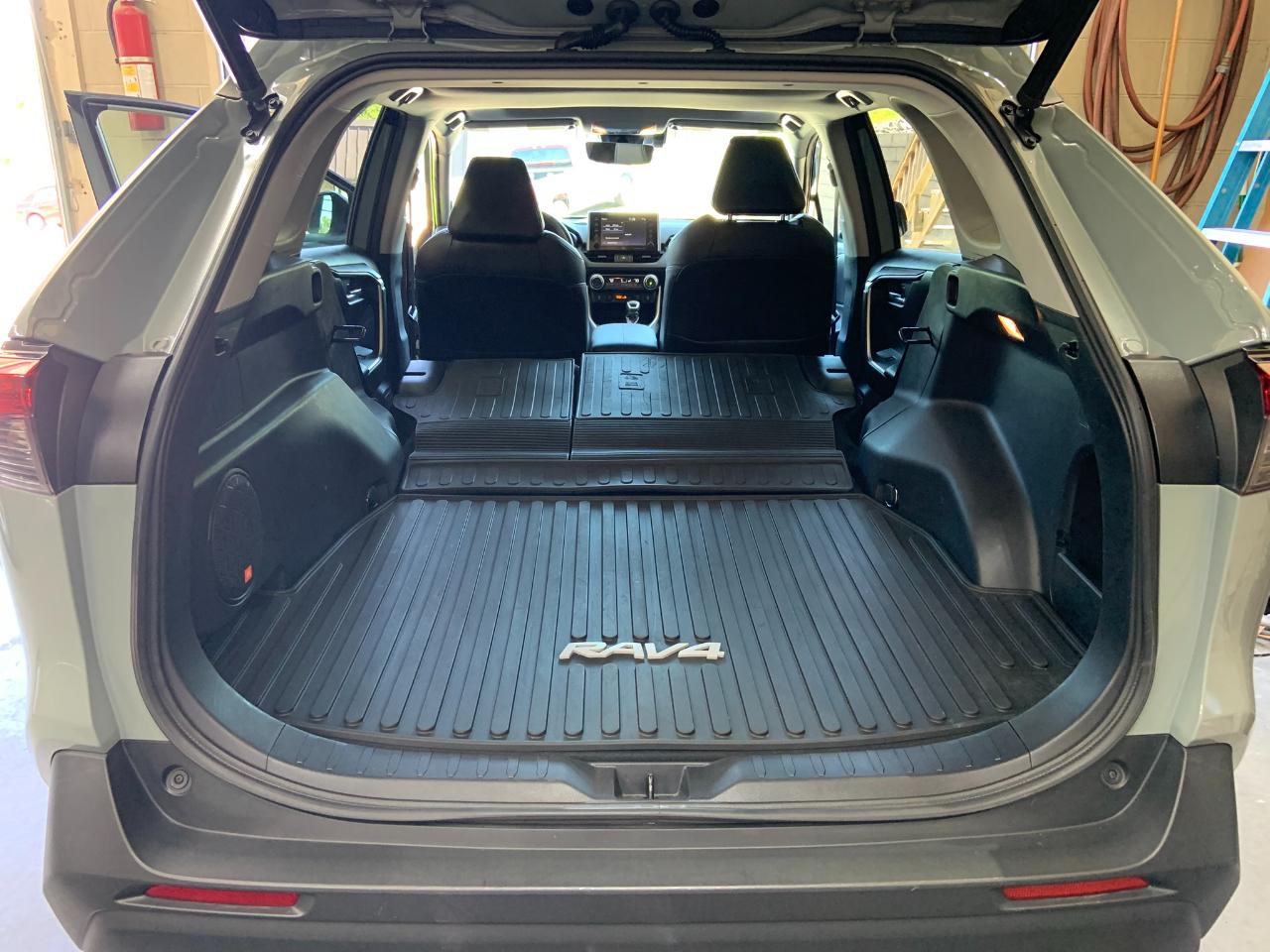 Toyota RAV4 XLE Premium AWD (Natl) 2020