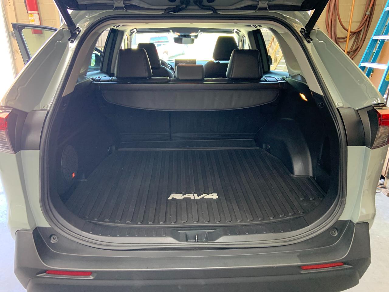 Toyota RAV4 XLE Premium AWD (Natl) 2020