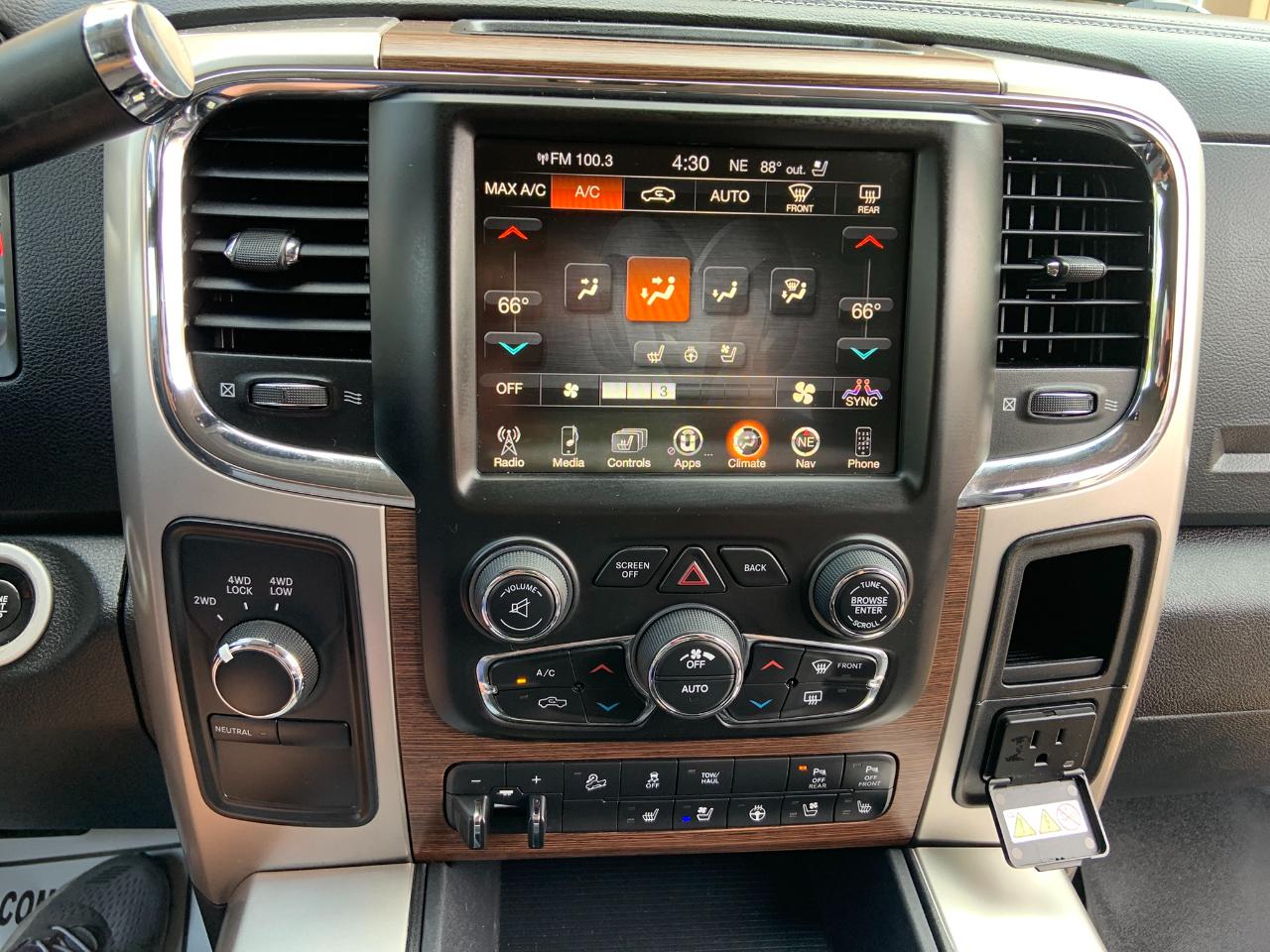 RAM 2500 Laramie 4x4 Crew Cab 6'4" Box 2017