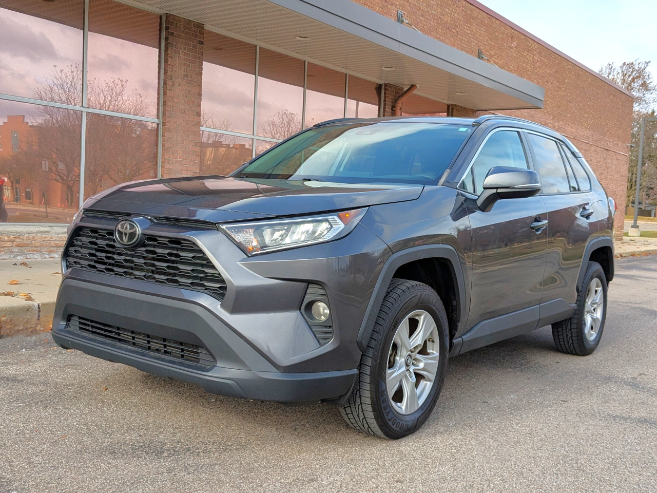 Toyota RAV4 XLE AWD (Natl) 2019