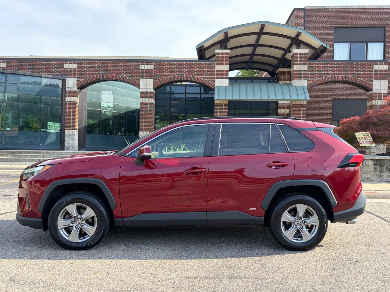 Toyota RAV4 Hybrid XLE AWD 2023