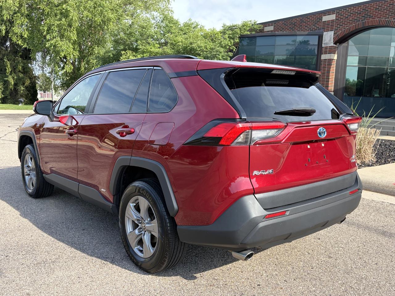 Toyota RAV4 Hybrid XLE AWD 2023