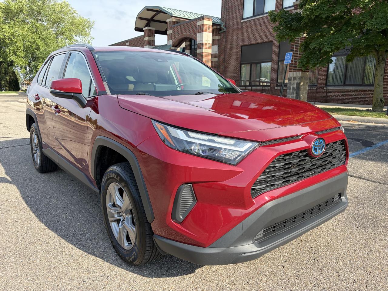 Toyota RAV4 Hybrid XLE AWD 2023