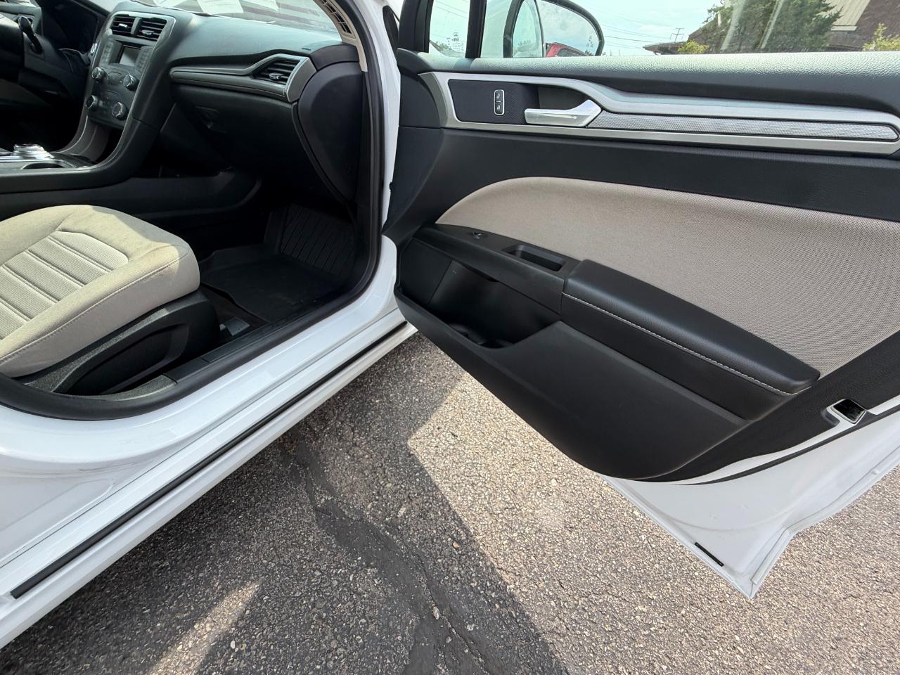 Ford Fusion S FWD 2019