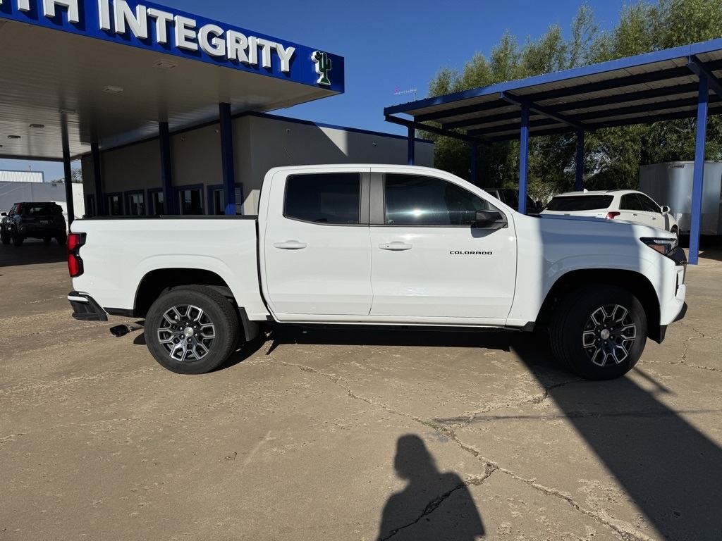 2024 Chevrolet Colorado LT photo 2