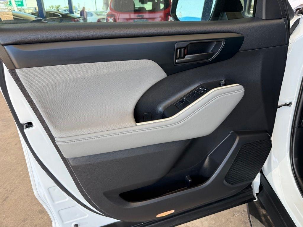 Toyota Highlander Hybrid  2023