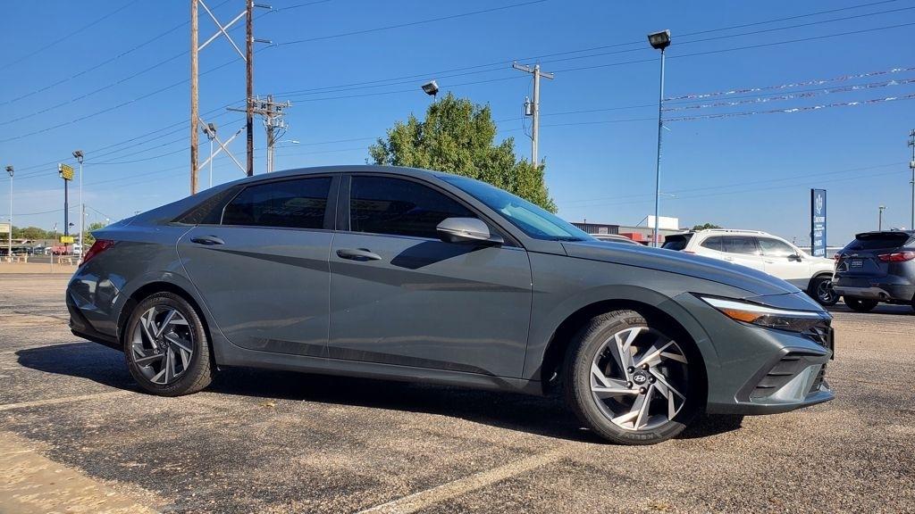 Hyundai Elantra  2024