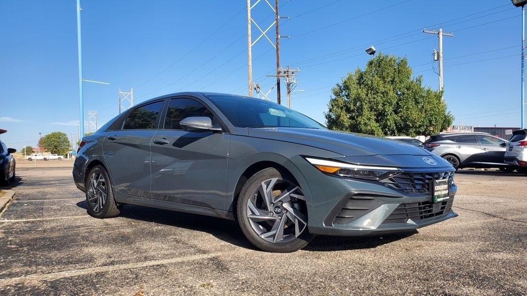 Hyundai Elantra  2024