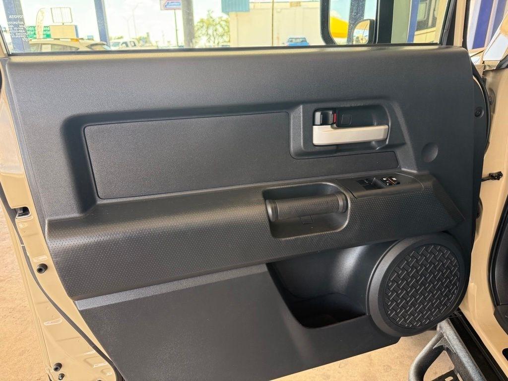 Toyota FJ Cruiser  2014