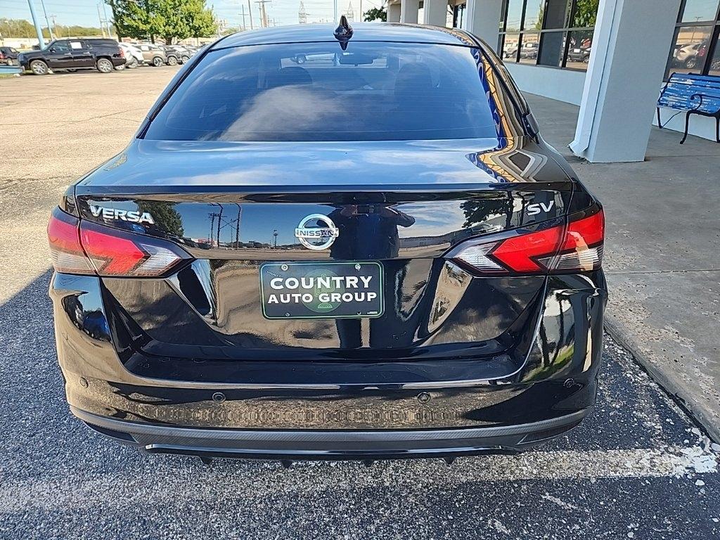Nissan Versa  2021