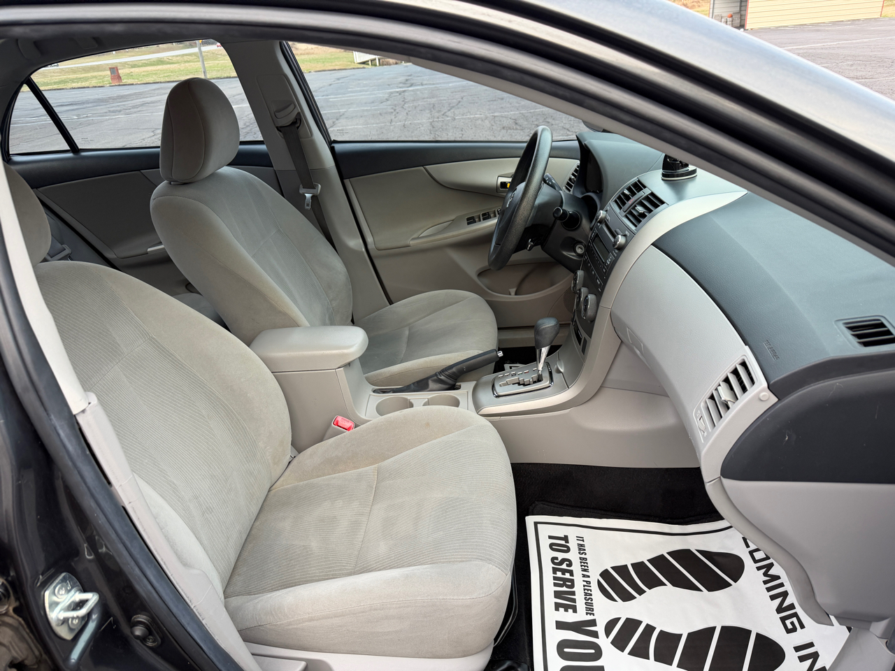 Toyota Corolla 4dr Sdn Auto LE (Natl) 2011