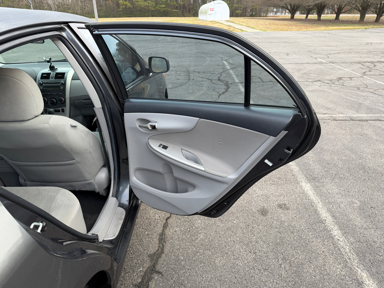 Toyota Corolla 4dr Sdn Auto LE (Natl) 2011