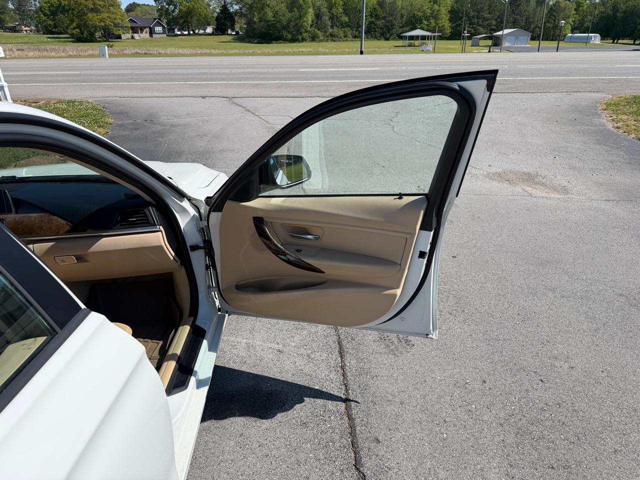 BMW 3 Series 4dr Sdn 320i RWD 2014