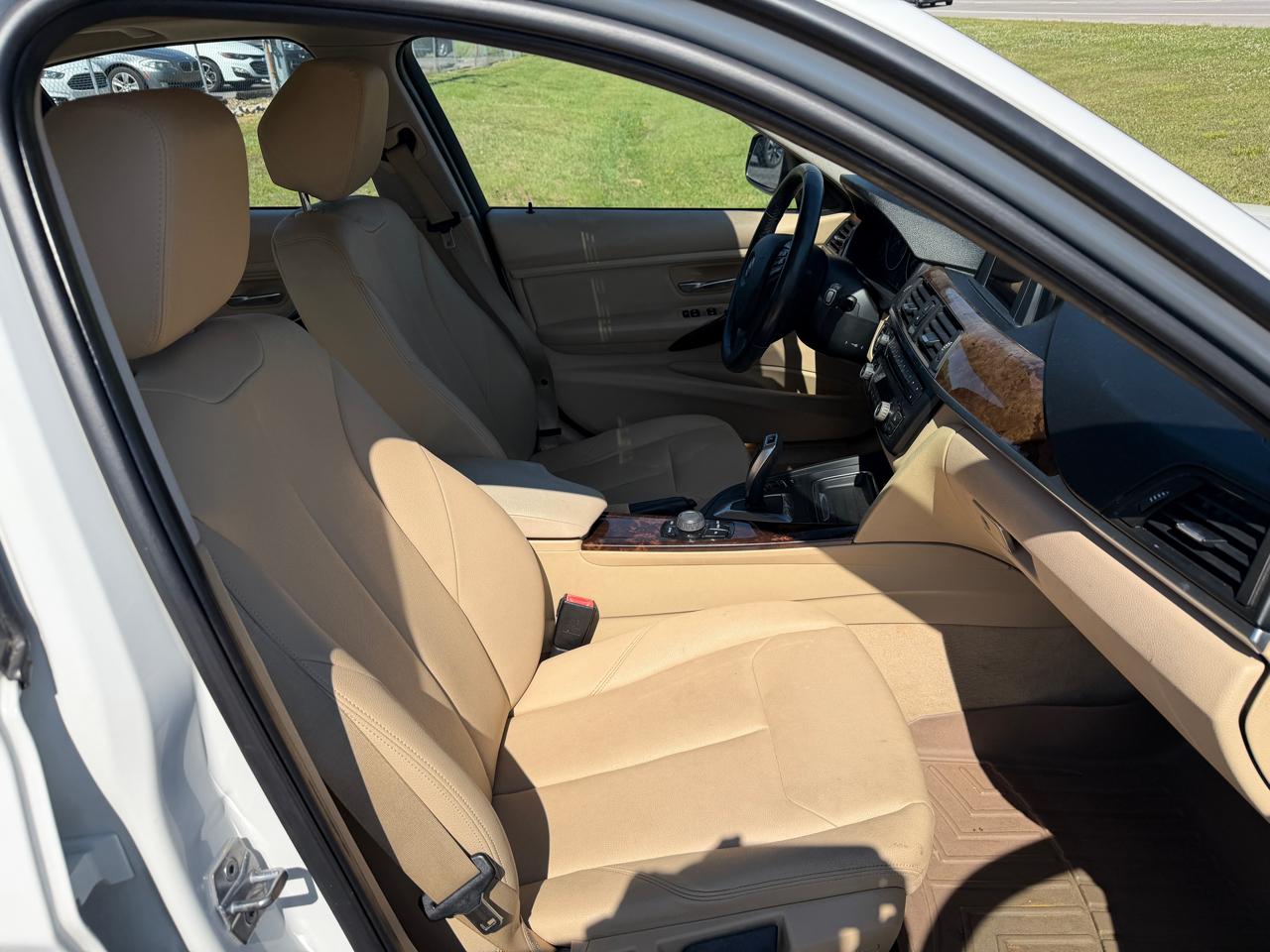 BMW 3 Series 4dr Sdn 320i RWD 2014