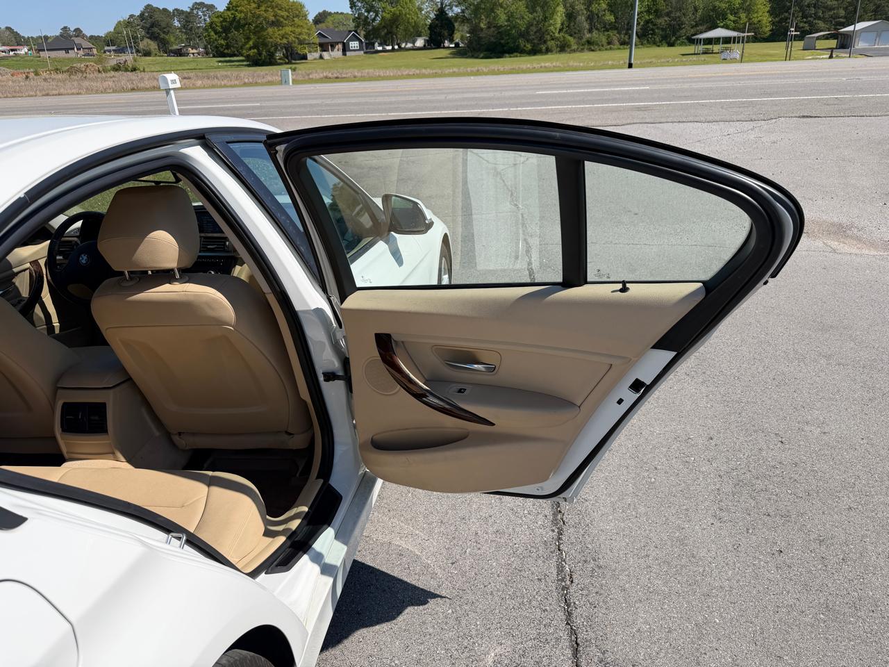 BMW 3 Series 4dr Sdn 320i RWD 2014