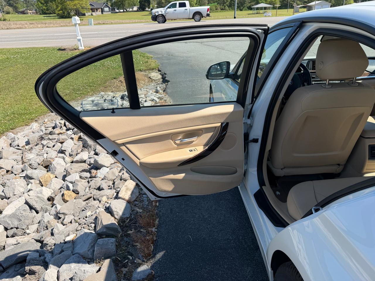 BMW 3 Series 4dr Sdn 320i RWD 2014