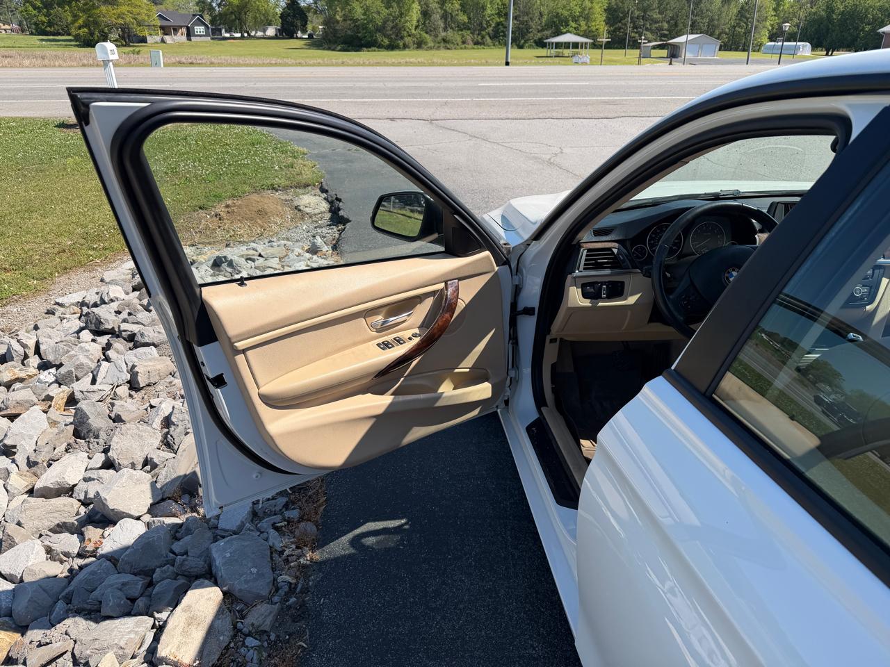 BMW 3 Series 4dr Sdn 320i RWD 2014