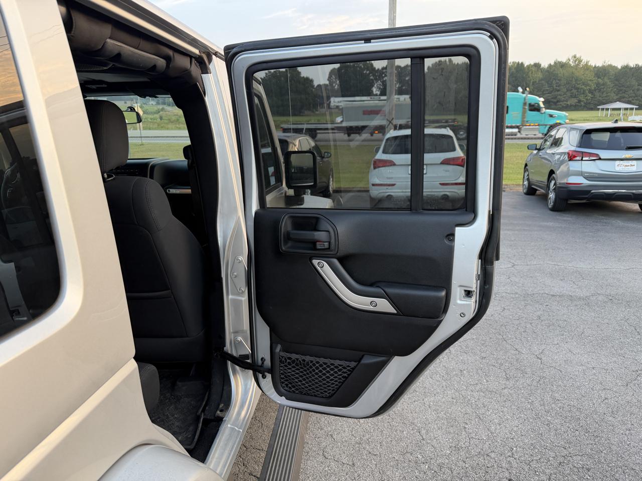 Jeep Wrangler Unlimited 4WD 4dr Sahara 2012
