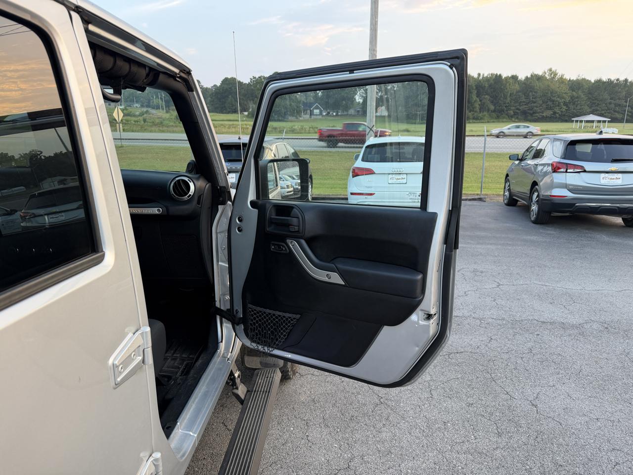 Jeep Wrangler Unlimited 4WD 4dr Sahara 2012