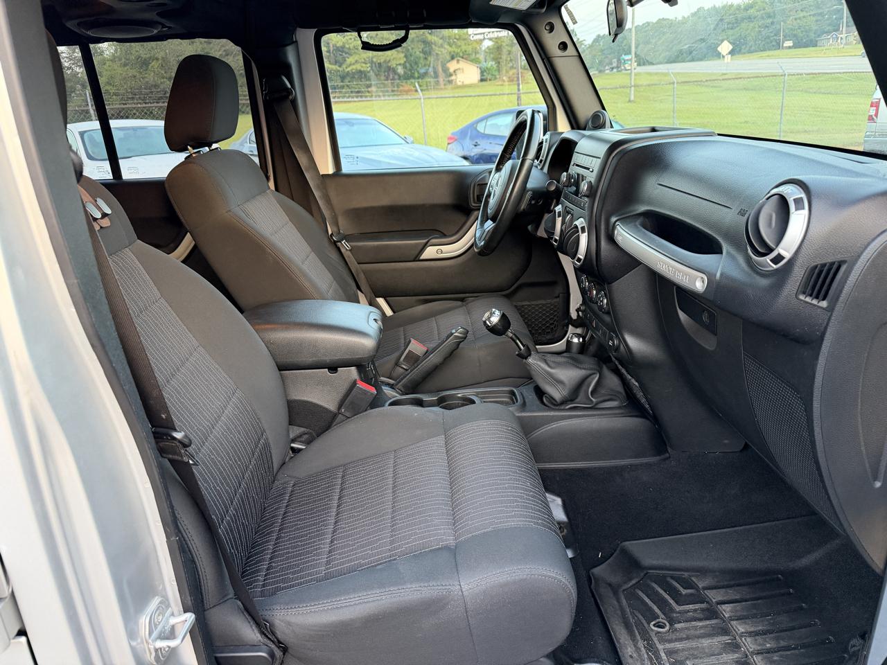 Jeep Wrangler Unlimited 4WD 4dr Sahara 2012