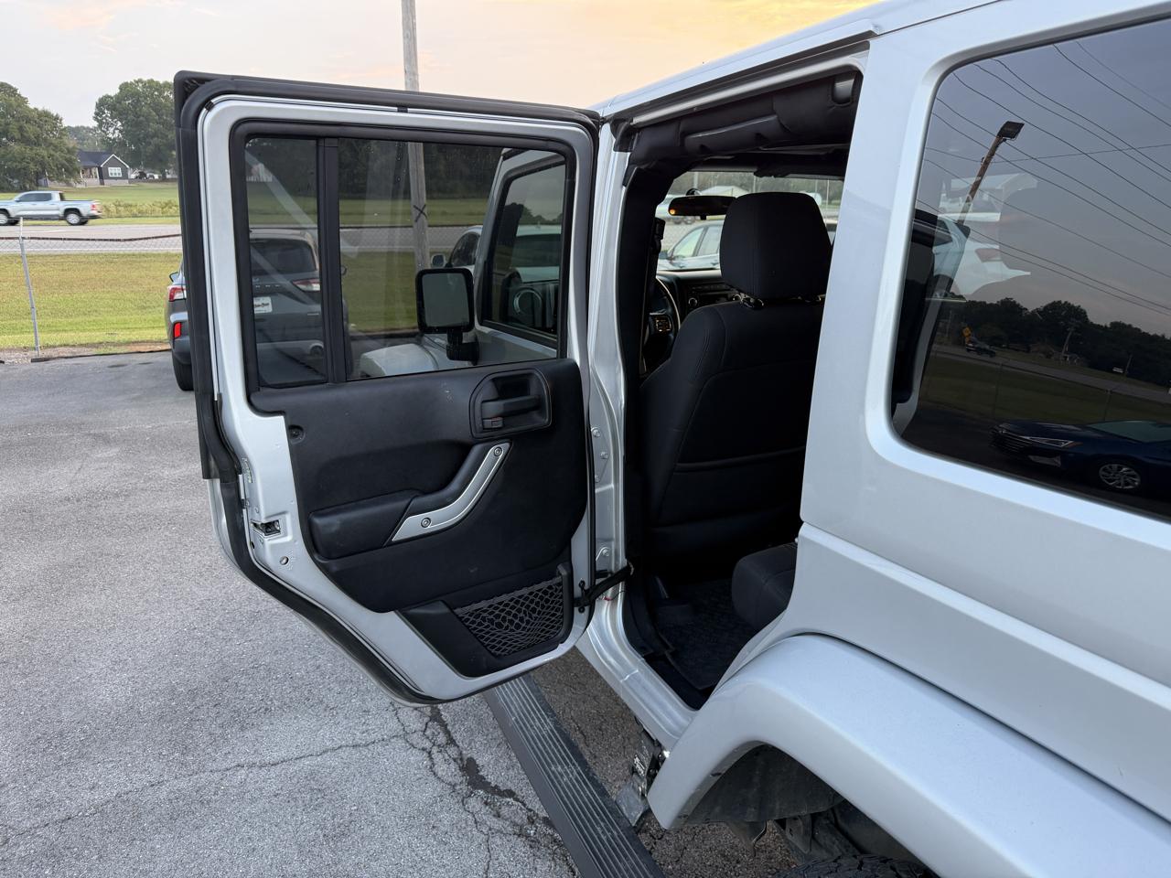 Jeep Wrangler Unlimited 4WD 4dr Sahara 2012