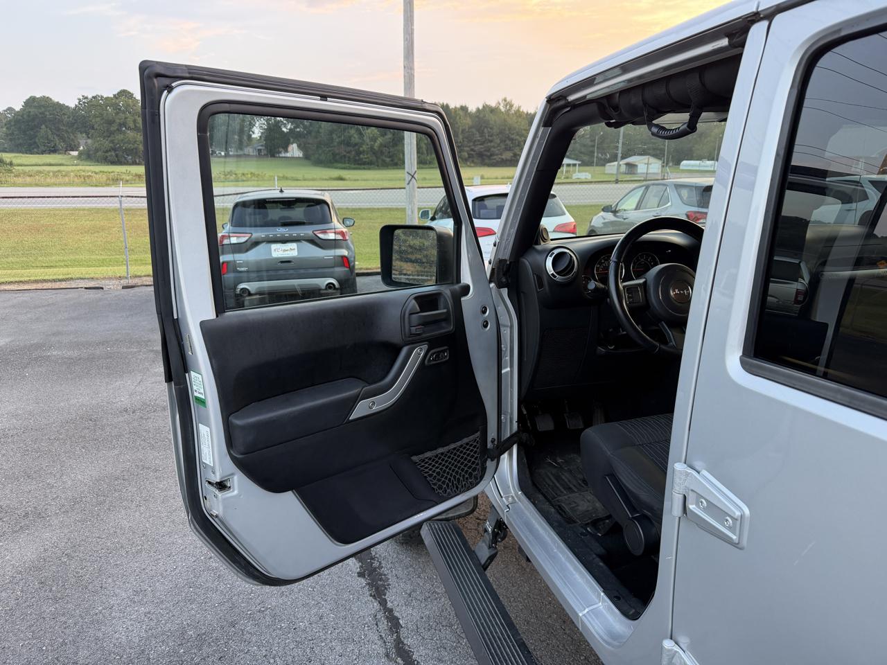 Jeep Wrangler Unlimited 4WD 4dr Sahara 2012