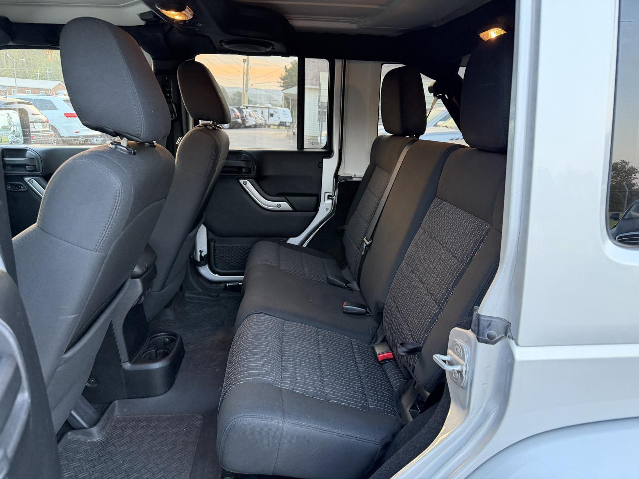 Jeep Wrangler Unlimited 4WD 4dr Sahara 2012
