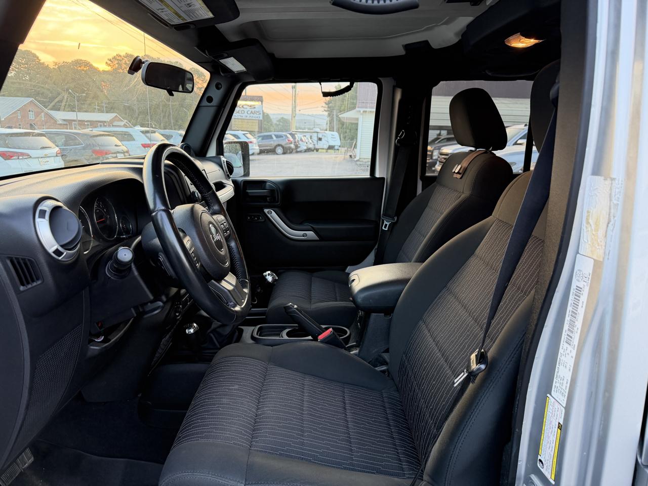 Jeep Wrangler Unlimited 4WD 4dr Sahara 2012