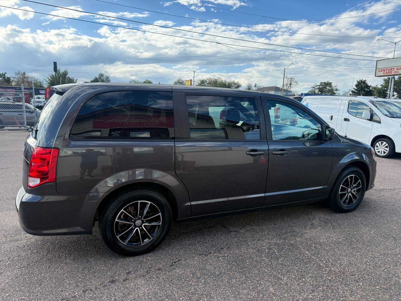2019 Dodge Grand Caravan SE Plus photo 2