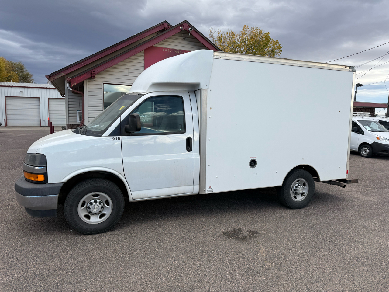 2020 Chevrolet Express Cutaway 3500 Van photo 2