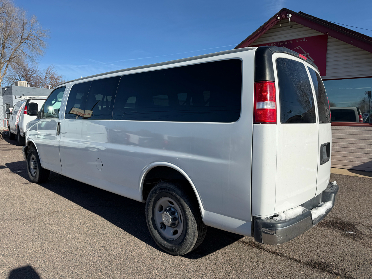 Chevrolet Express Passenger RWD 3500 155" LT w/1LT 2017