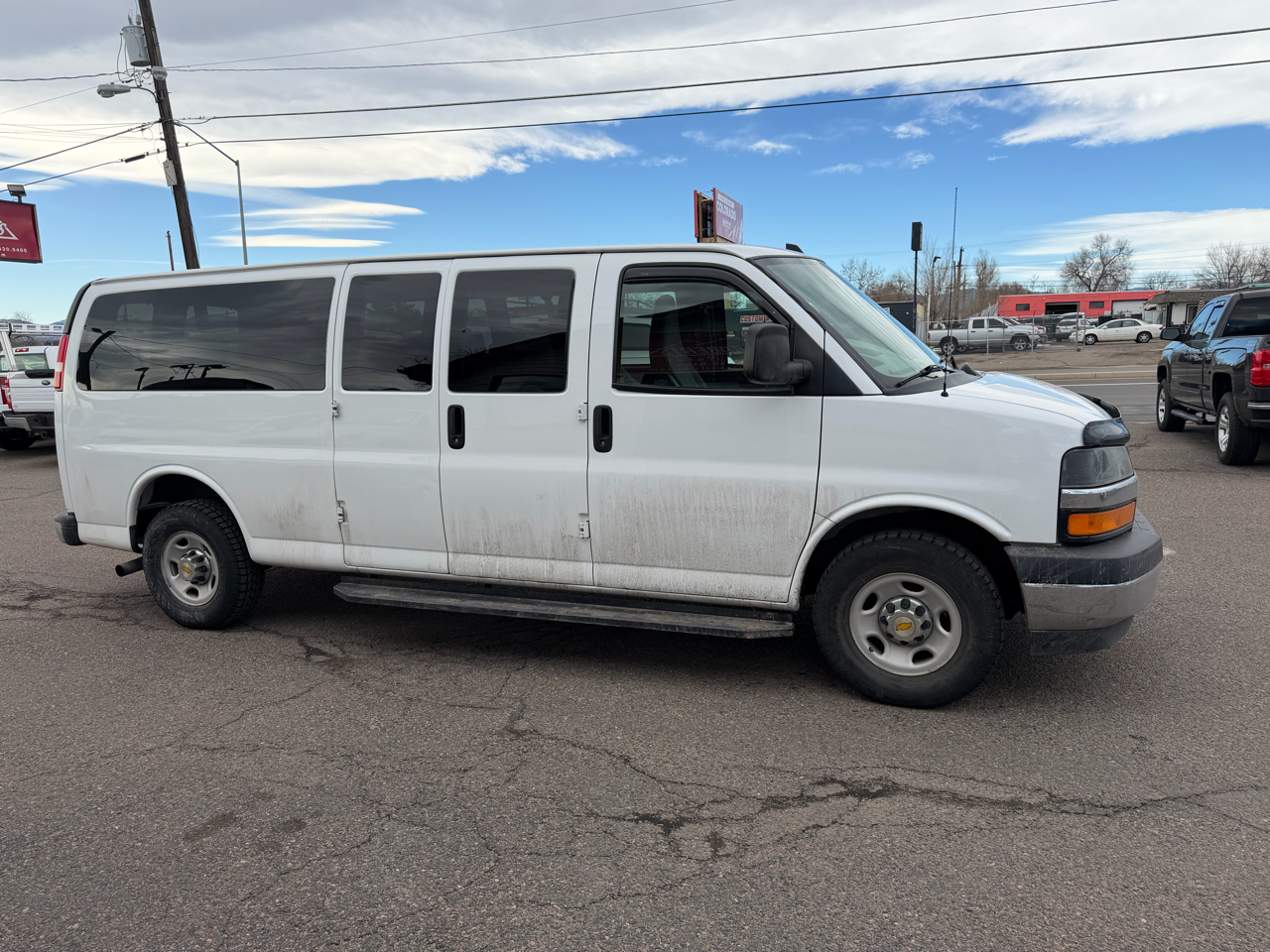 2017 Chevrolet Express Passenger RWD 3500 155" LT w/1LT