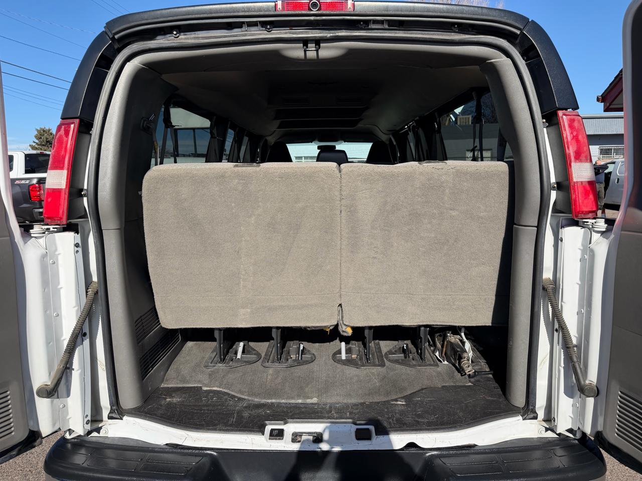 Chevrolet Express Passenger RWD 3500 155" LT w/1LT 2017