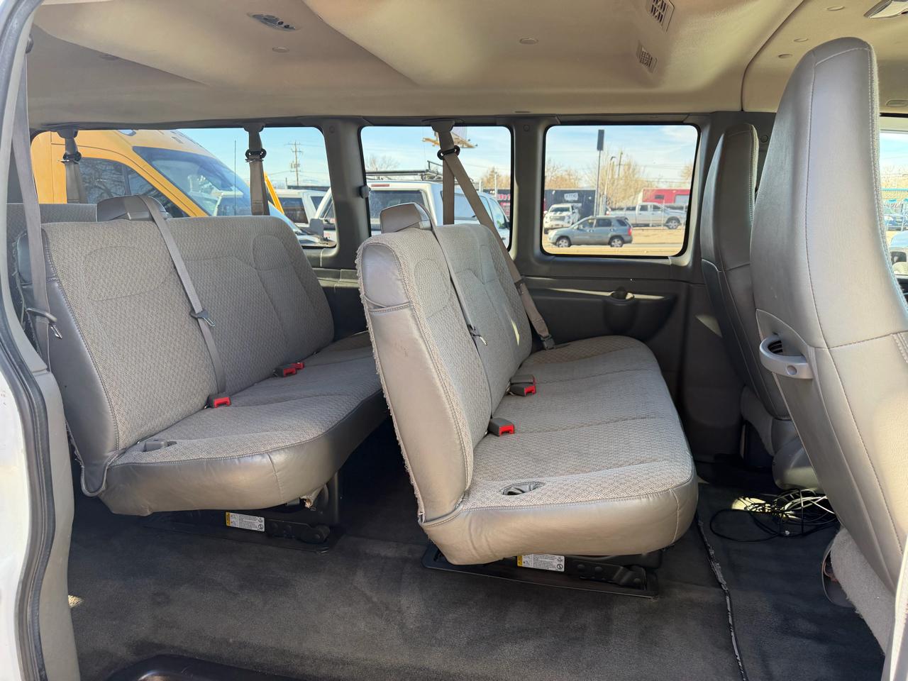 Chevrolet Express Passenger RWD 3500 155" LT w/1LT 2017